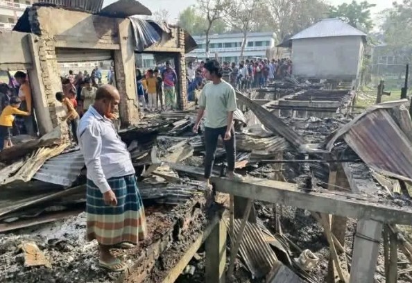 ফরিদপুরের বানা বাজারে অগ্নিকান্ডে ১০টি দোকান পুড়ে ছাই